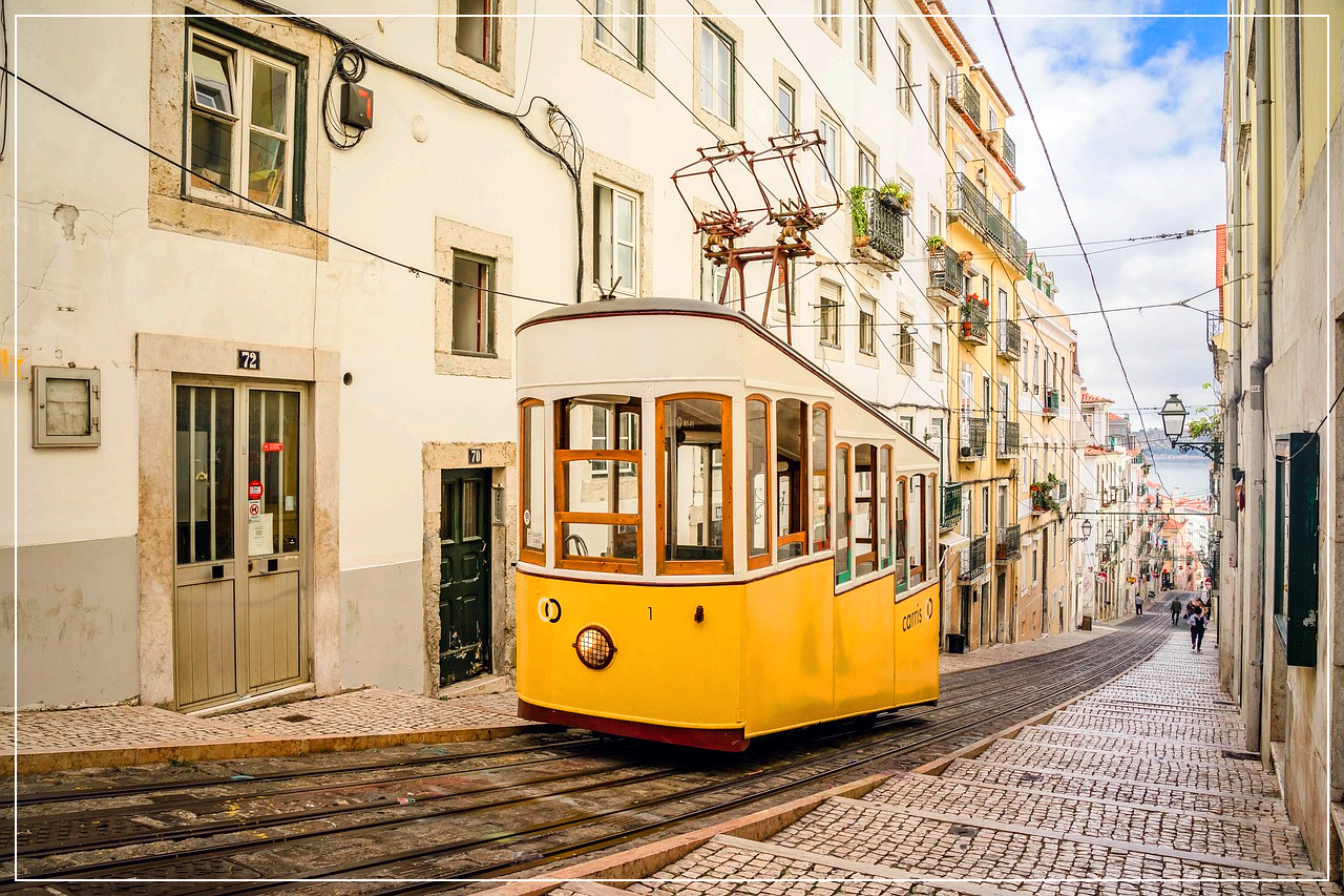 리스본의 명물인 노란색 트램과 언덕 길