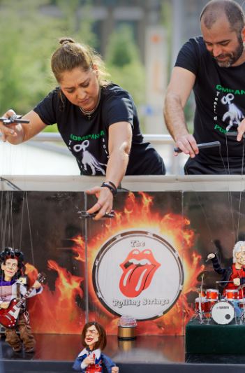 마리오네트 인형극을 하고 있는 사진