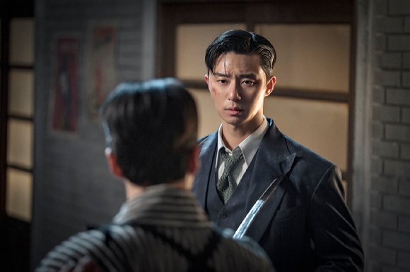 배우 박서준이 넷플릭스 시리즈 &#39;경성크리처&#39;(연출 정동윤&#44; 극본 강은경)에서 열연을 펼치고 있다. [사진=넷플릭스]