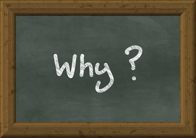 칠판에 Why?라고 적힌 이미지 – 미국 ETF에 투자해야 하는 이유를 상징
