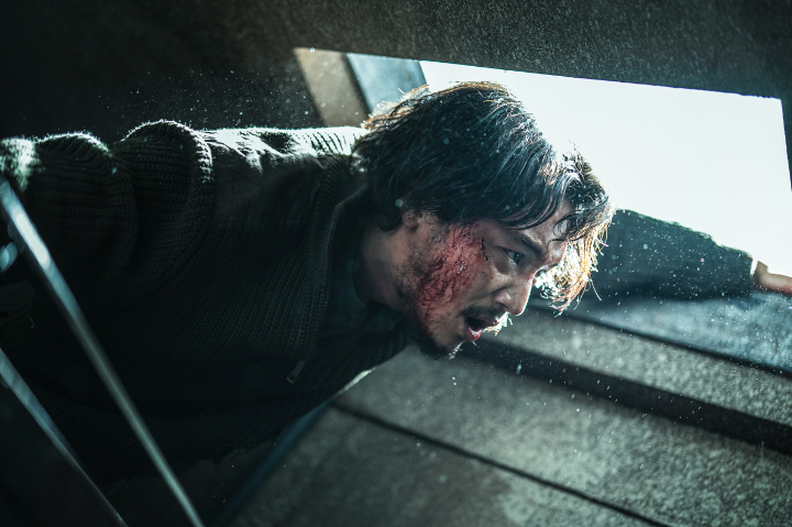 뺨에피를흘리고있는변요한