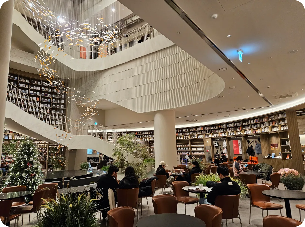 인크커피-다산점-내부-지하-1층-인테리어-사람들