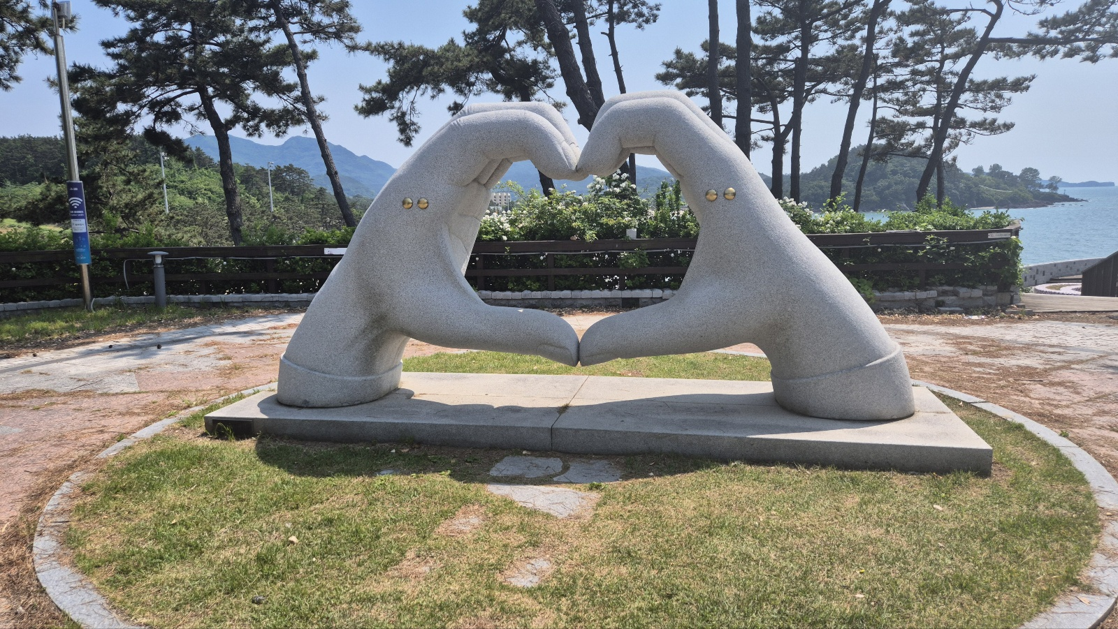 사랑의 약속의 조형물 서로 손을 맞대어 하트를 그리는 모습