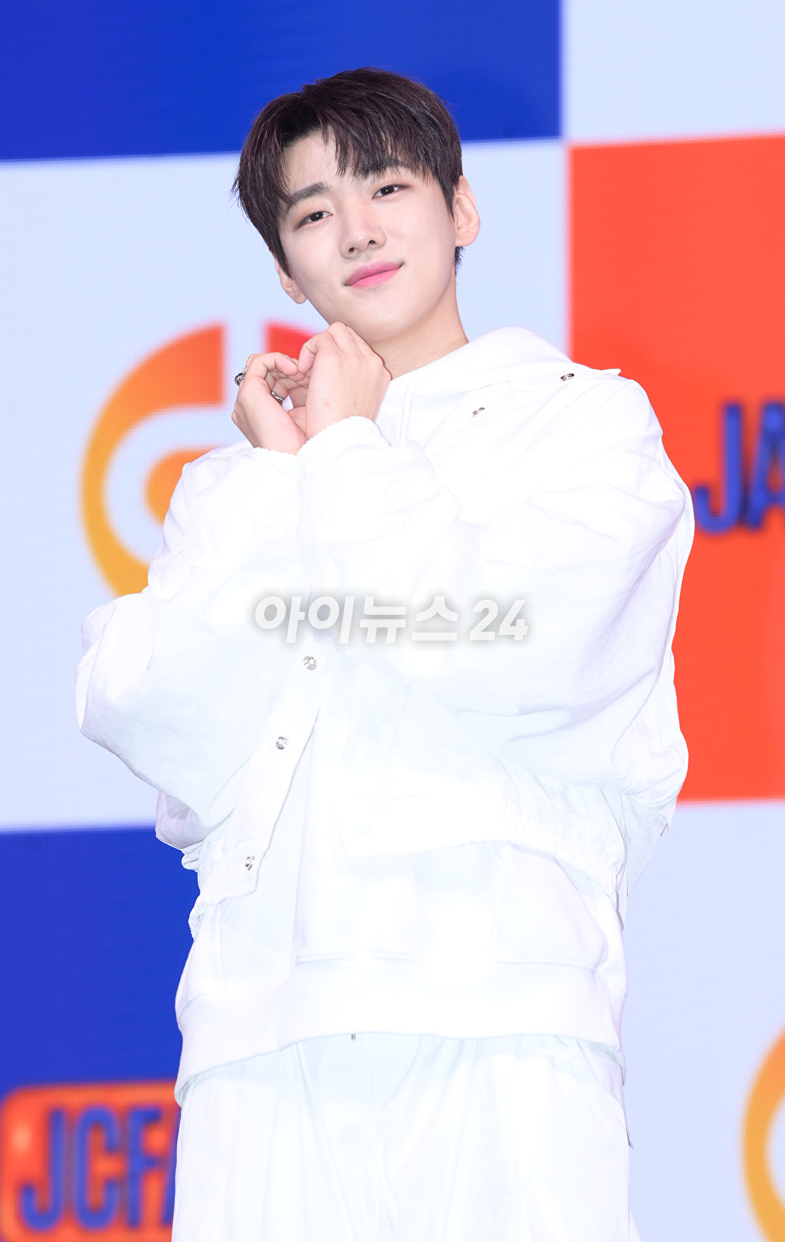 가수 재찬이 6일 오후 서울 광진구 예스24라이브홀에서 열린 DKZ 재찬의 첫 번째 미니앨범 &#39;제이씨팩토리(JCFACTORY)&#39; 발매 쇼케이스에 참석하고 있다. [사진=정소희 기자]