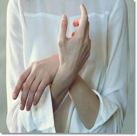 방아쇠수지 증후군에 걸린 주부 사진