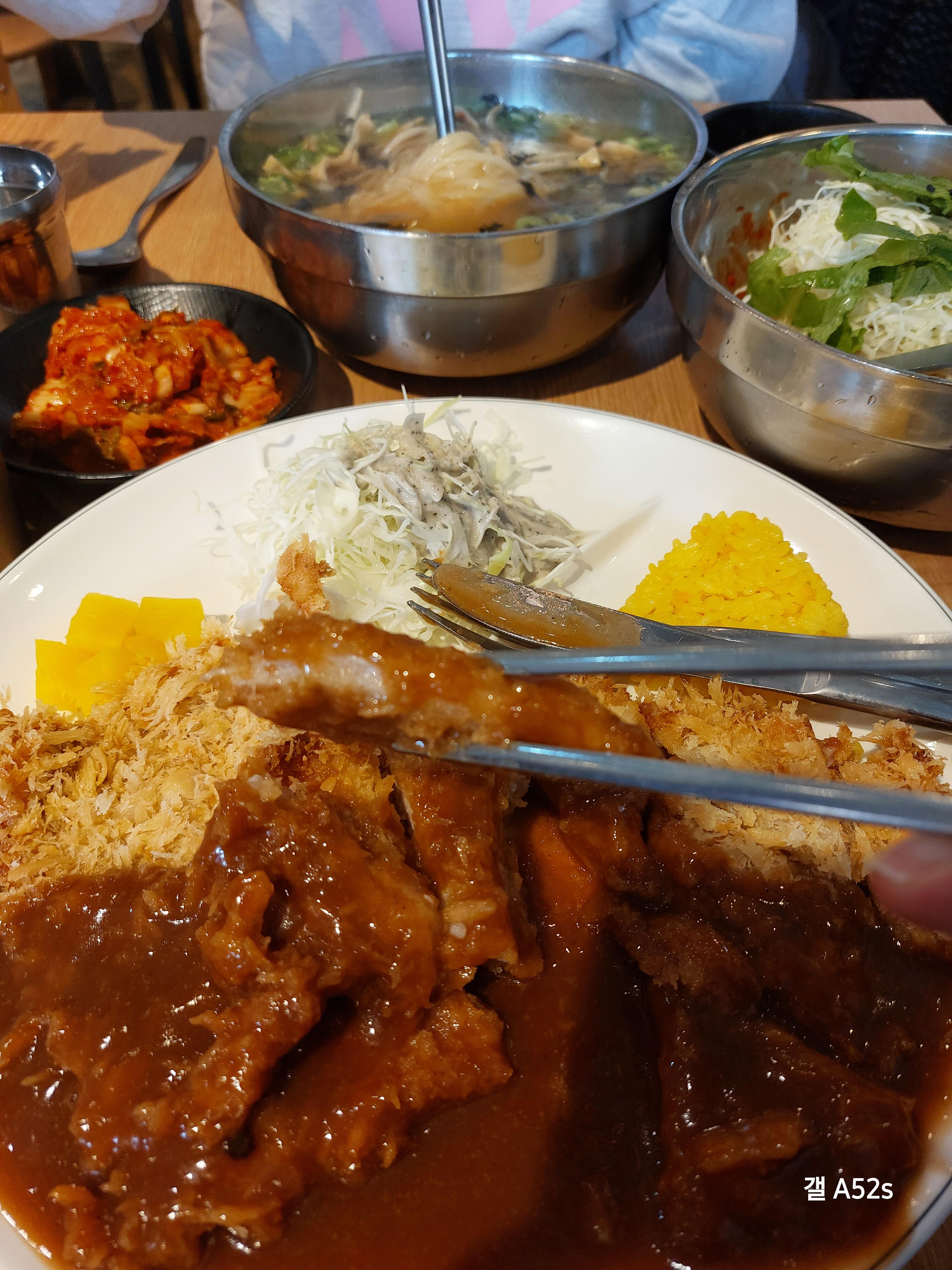 돈까스는 적당히 두툼하고 맛있다. 소스도 괜찮음. 적당히 달달 새콤함!
