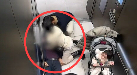 백화점 엘리베이터에서 60대 남성이 갑자기 쓰러졌고, 육아휴직 중인 간호사가 심폐소생술(CPR)로 목숨을 구했다. 사진은 당시 백화점 엘리베이터 폐쇄회로(CC)TV 장면. [사진=SBS]