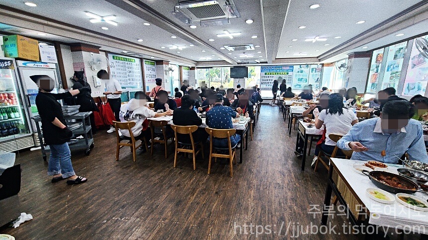 두꺼비게장-1층-분위기