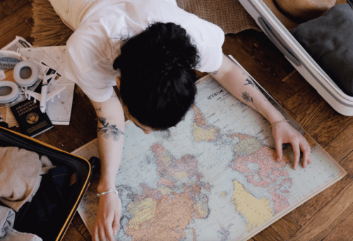 세계지도-보는-여자-여행용가방