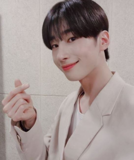 한승우 손가락 하트
