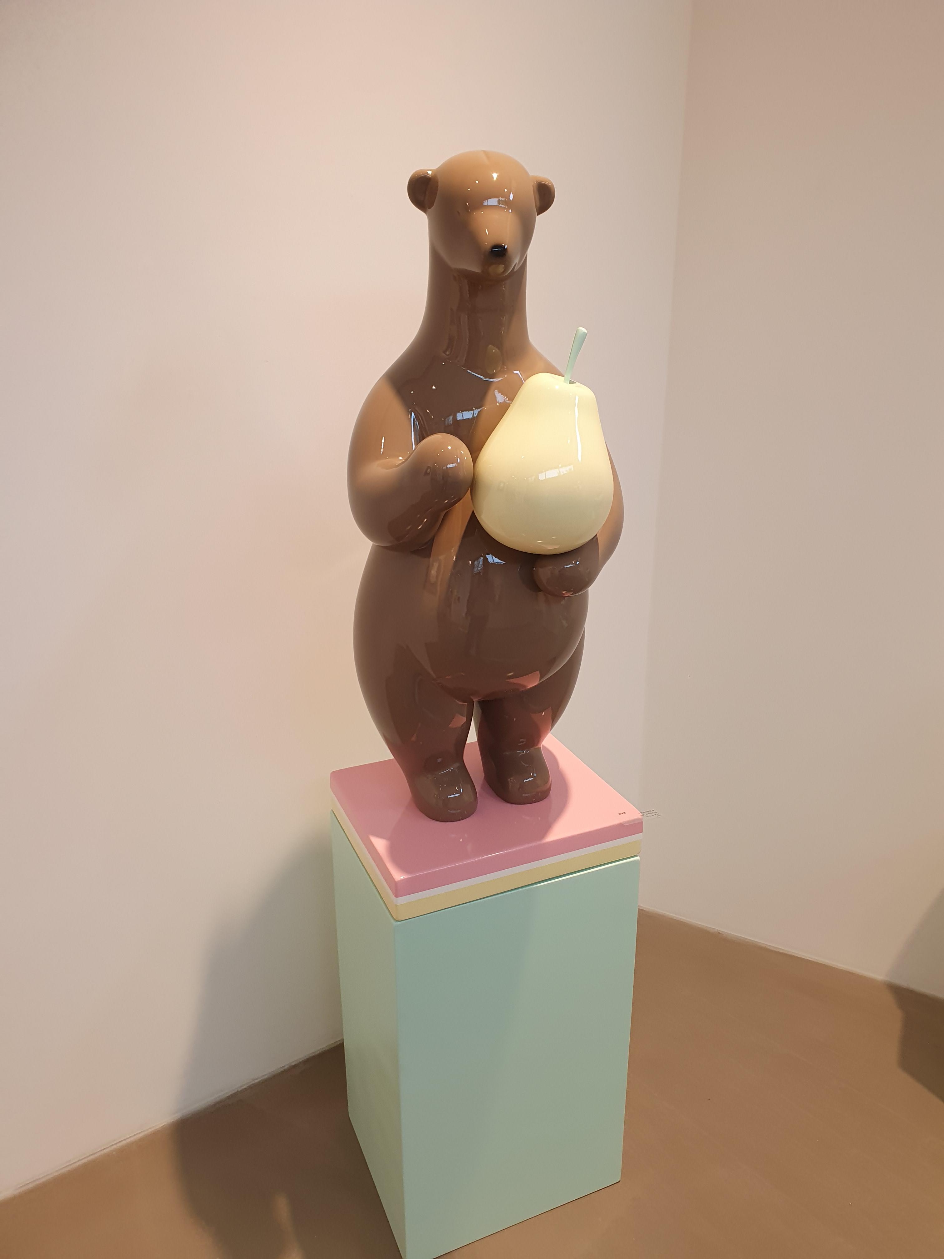 멋진 갈색 곰모양을한 조형물이다.