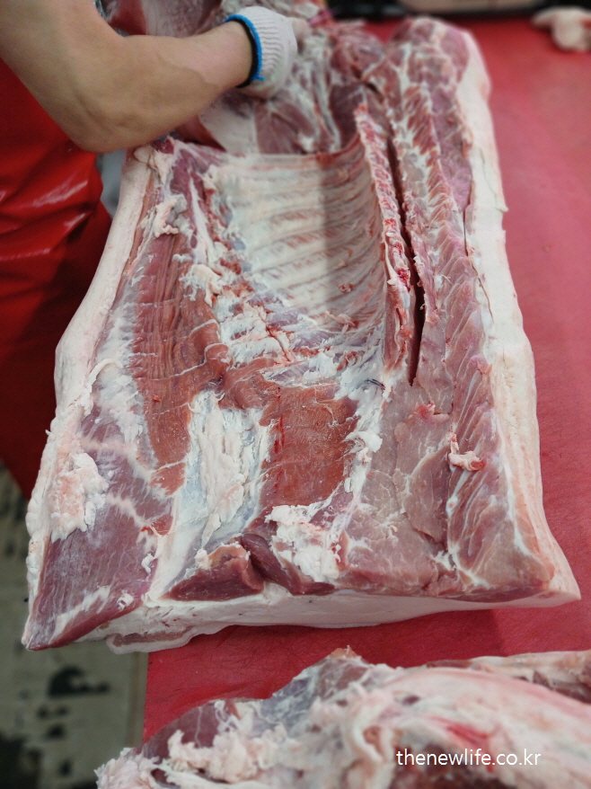 정육점에서 손질된 돼지고기 부위 – 수육 형태로 삶아 먹기 좋은 저지방 단백질 식품으로 뱃살 빼는 음식으로 소개
