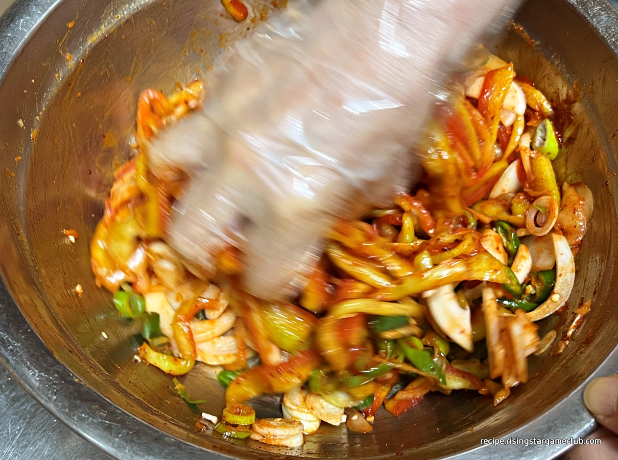 무쳐진 수박 껍질(흰살)에 손질한 야채를 넣고 버무리는 사진