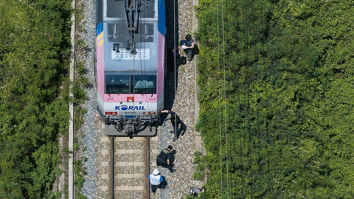 Police, firefighters, Korail officials, and other relevant personnel are investigating the Mugunghwa train that was involved in the accident.