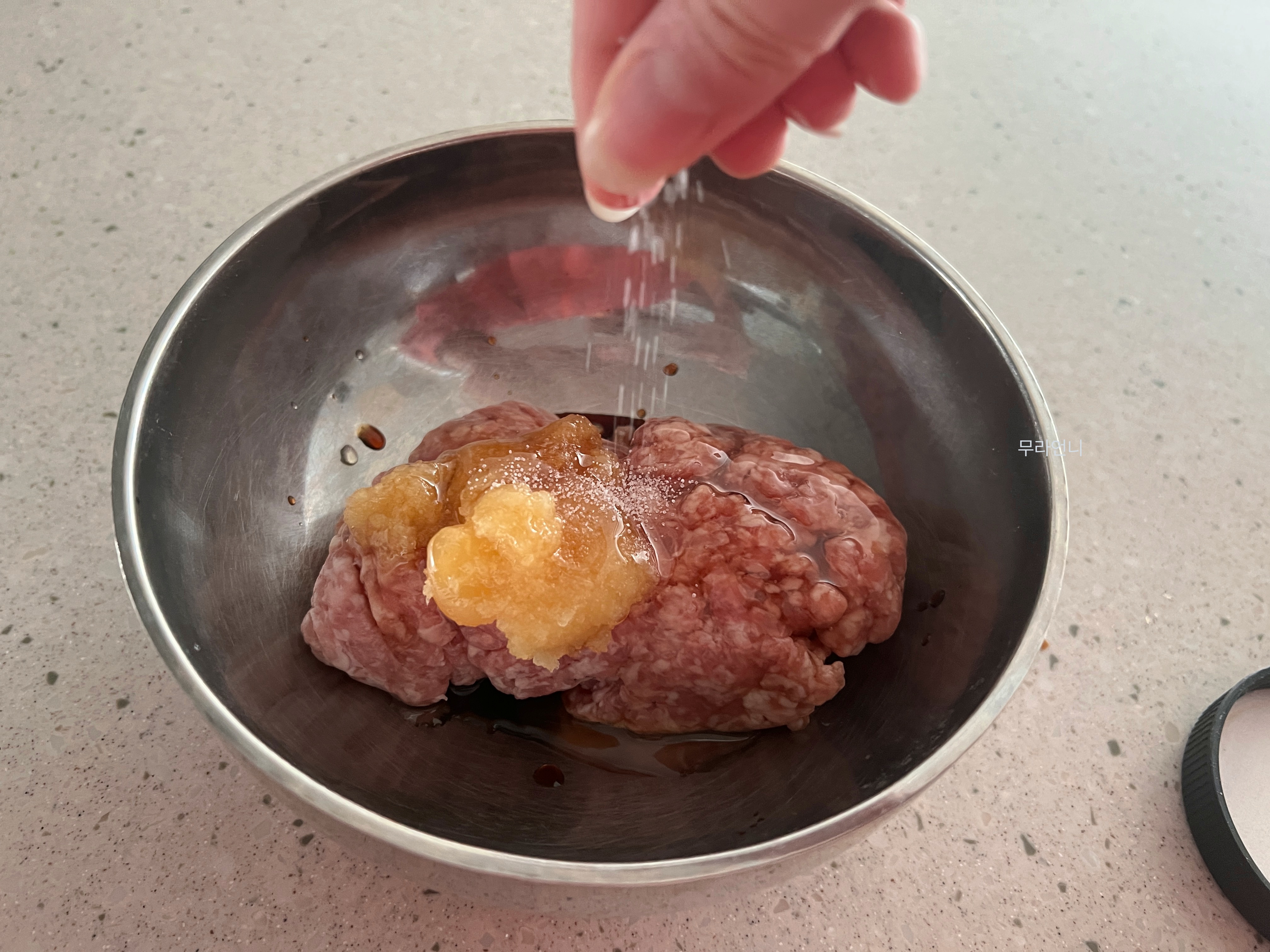 돼지고기밑간 : 소금 한꼬집