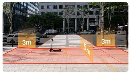 횡단보도 앞 붉은색 위 전동킥보드