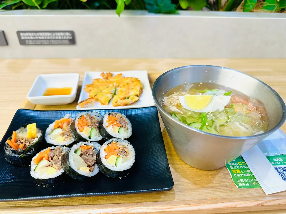 불고기 김밥, 토마토와 계란이 고명으로 올라간 물냉면, 미니 해물전으로 구성된 한미선의 김밥 냉면 세트