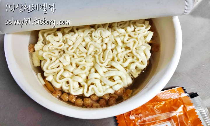 짜왕 컵라면 물 부은 모습