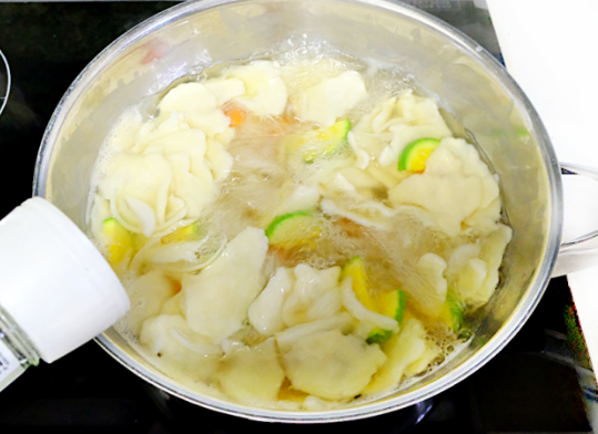 기호에 따라 청양고추를 넣어 칼칼함