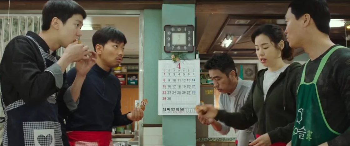 영화 극한직업 마약반 형사들의 치킨집 잠복 수사와 자영업 애환 스틸컷