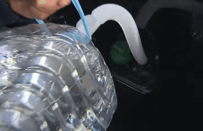 요소수를 차에 넣는 장면