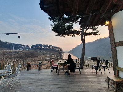 안성 미리내성지 카페 미산저수지 더정감카페