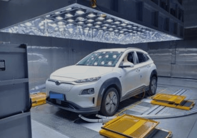 체임버에서 공회전 테스트하는 자동차