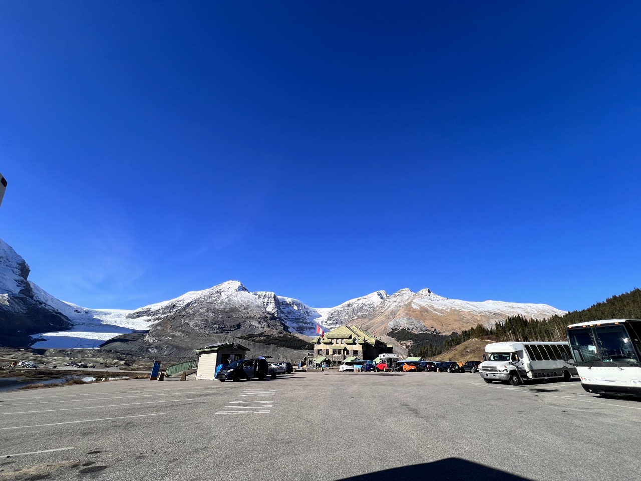 Columbia Icefield Glacier Adventure 출발 기지