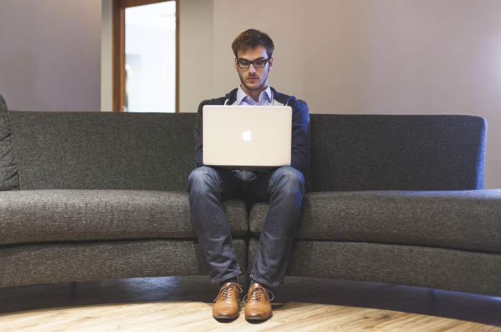 줌을 통해 화상회의를 하는 남성의 이미지