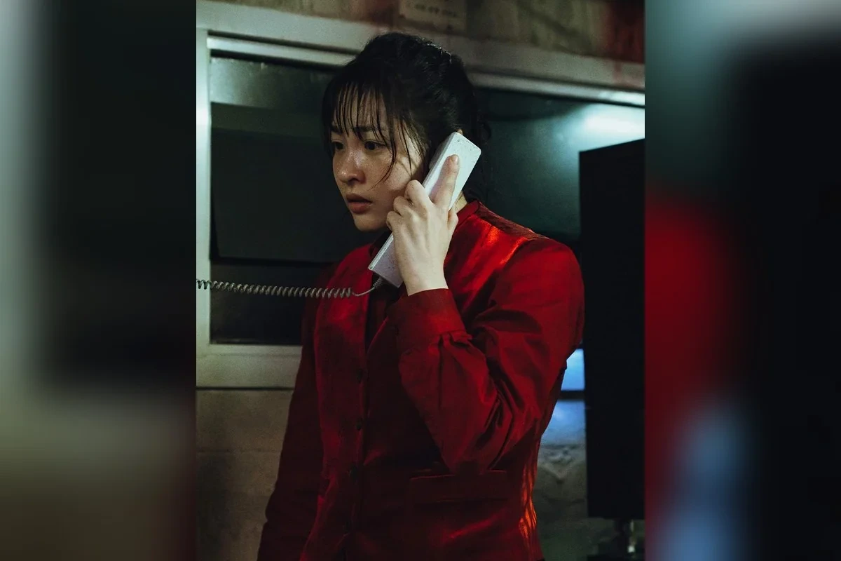 넷플릭스 꿀알바 김민하 지윤 전화 통화 장면 스틸