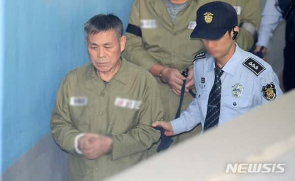 신도 성폭행 혐의로 구속 기소된 이재록 만민중앙교회 목사가 8일 오전 서울 서초구 서울중앙지법에서 열린 12차 공판에 출석하고 있다. 2018.10.08. [사진=뉴시스]