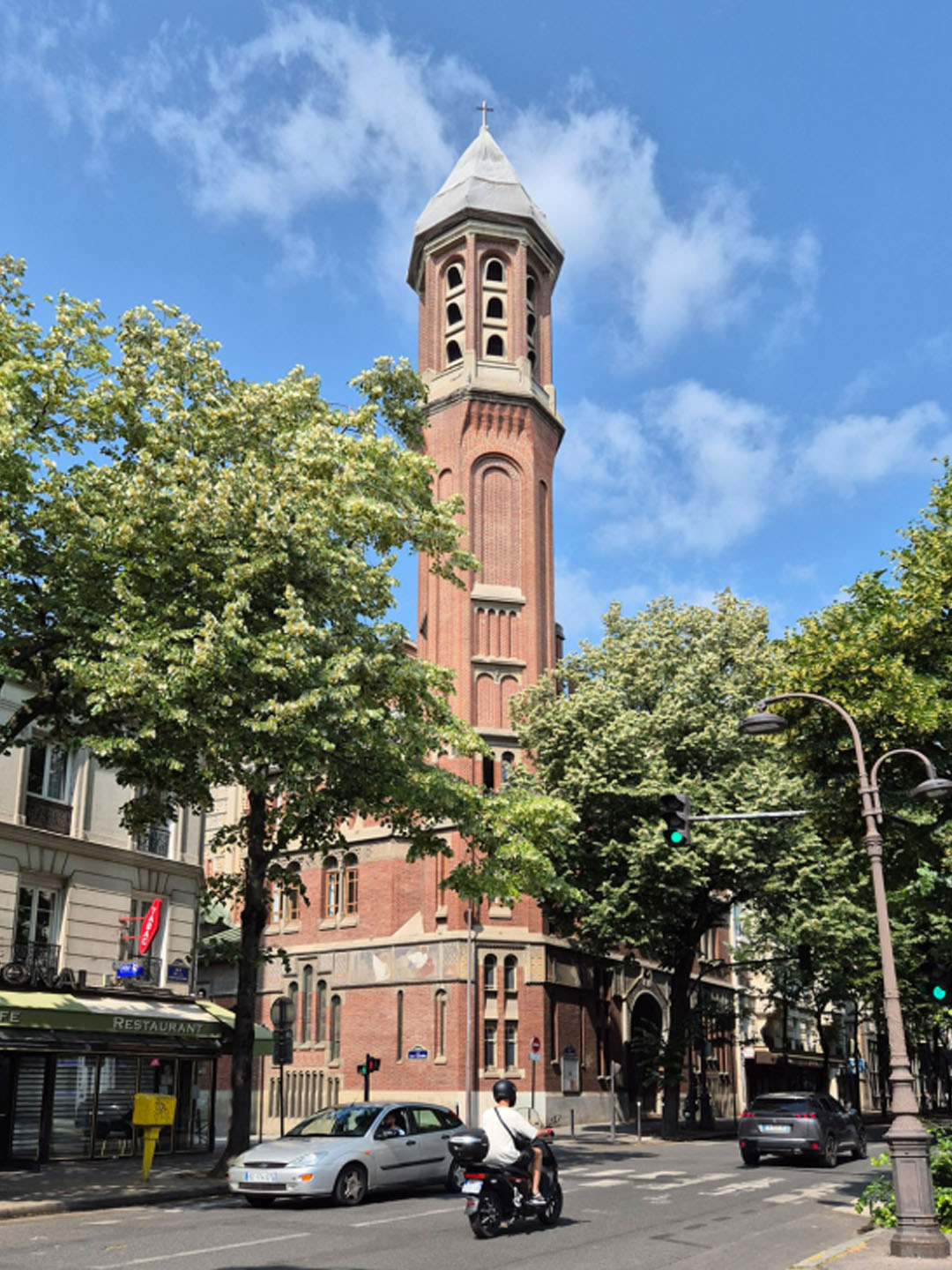 파리 자벨 성당 외관, 이동하는 사람들과 일상의 삶을 품은 파리 15구의 조용한 성당