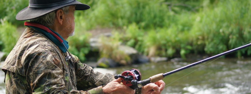 낚시를 즐기는 어르신 사진으로 기초연금의 긍정적인 모습을 보여준다