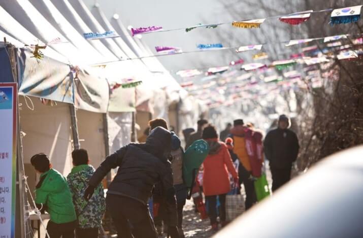 안성 두메호수 빙어축제, 입장료 및 놀이시설, 겨울철 빙상 위에서 빙어낚시 등 겨울 레포츠를 경험할 수 있는 축제가 열린다고 합니다.