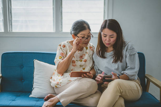 시니어 세대에게 스마트폰 꿀팁 알려주는 모습