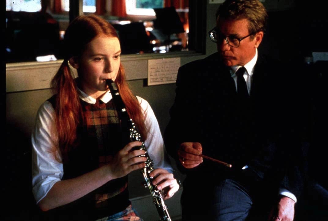 영화 홀랜드 오퍼스에서 글렌 홀랜드가 학생의 클라리넷 연주를 지도하는 교실 장면