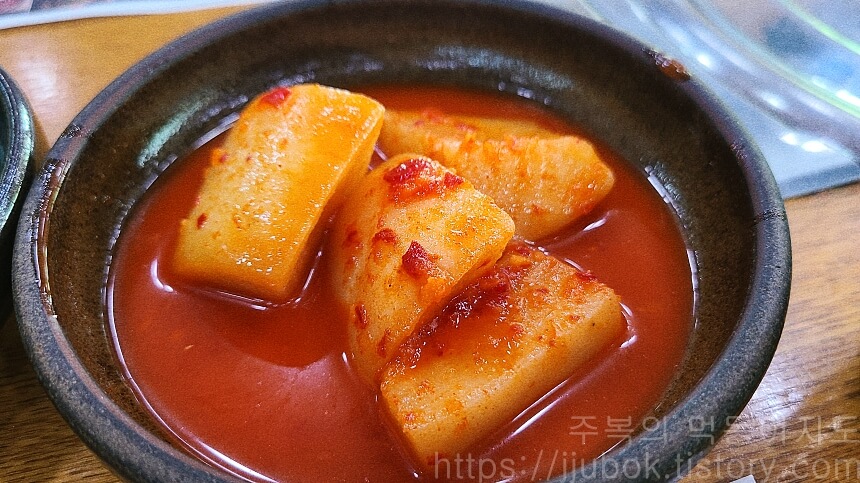 왕뼈-감자탕-밑반찬-깍두기