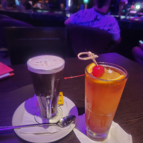 칵테일 두 잔. 에스프레소 마티니와 선 라이즈 칵테일