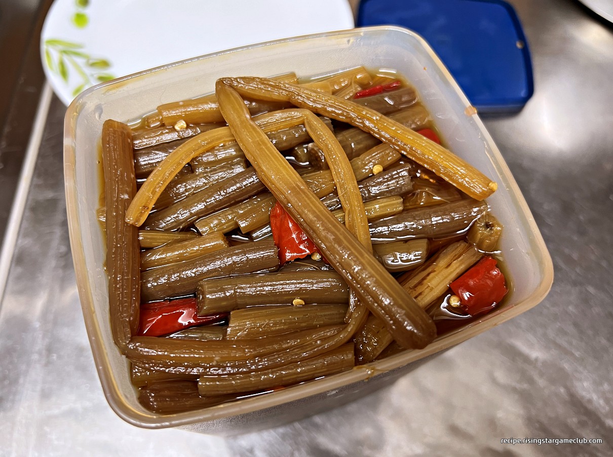 밀폐용기에 담겨 있는 3일 숙성한 머위대 장아찌 사진