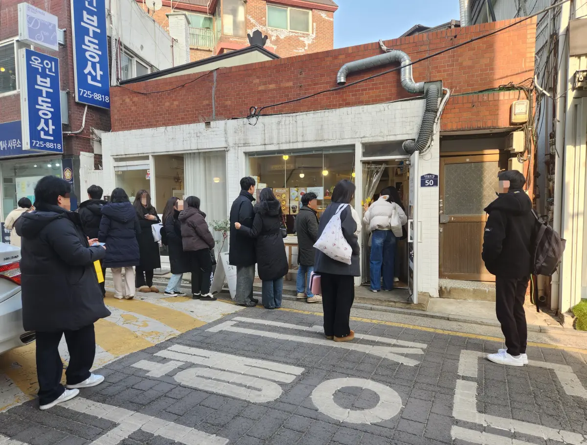 서울-종로-서촌-에그타르트-디저트-맛집-통인스윗-매장-앞-웨이팅-줄서기