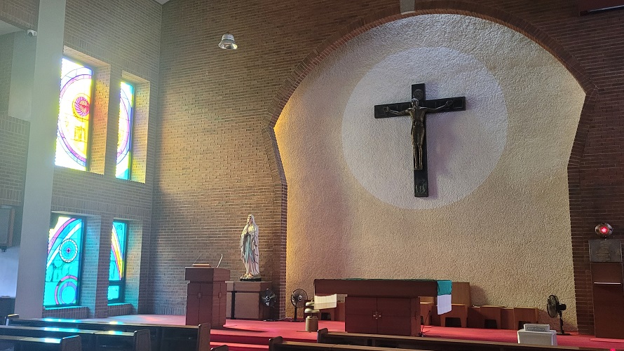 청주 강서동성당 제대, 제단, 감실, 십자고상, 스테인드글라스, 성모상 사진입니다.