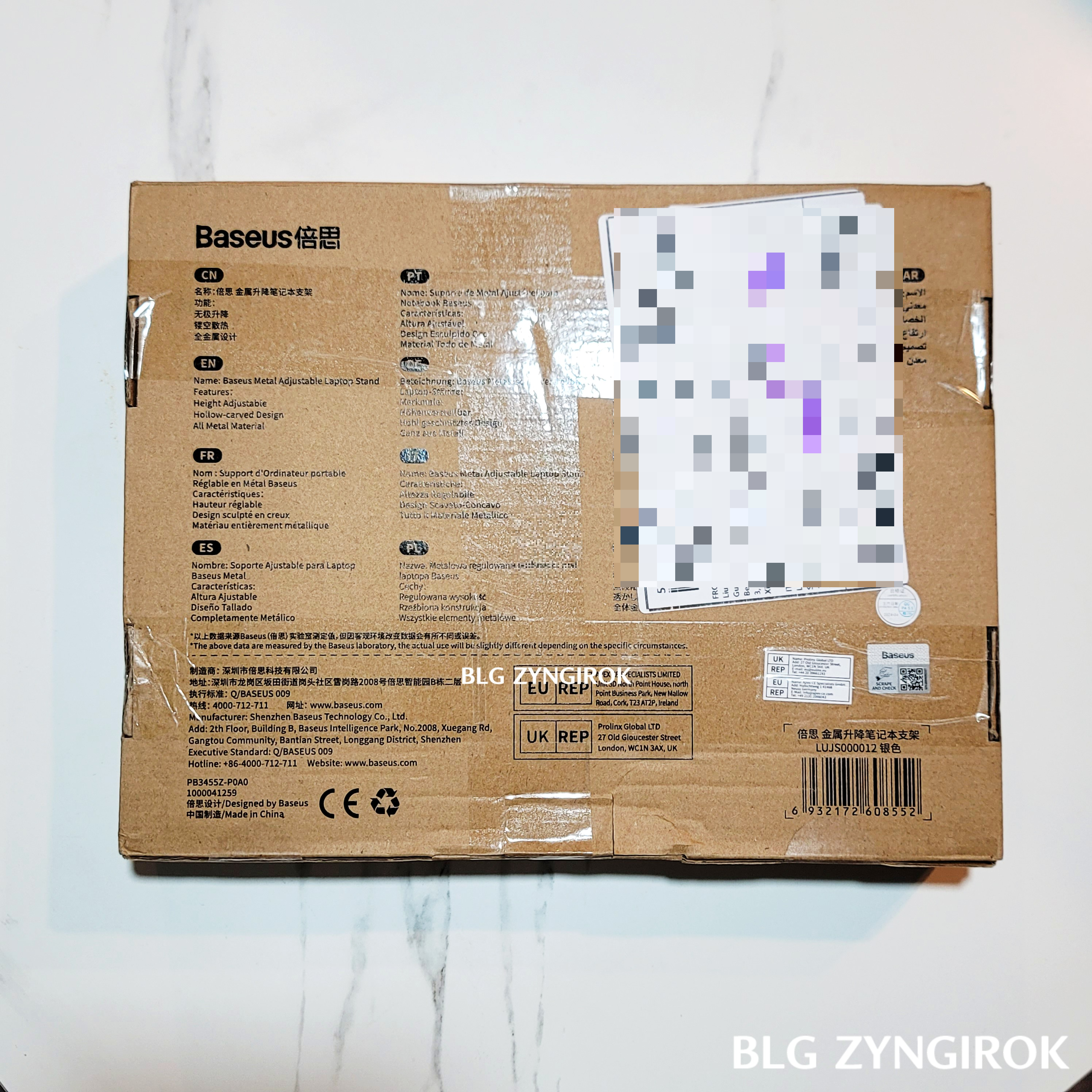 Baseus 노트북 거치대 상자가 테이블 위에 놓여있다.