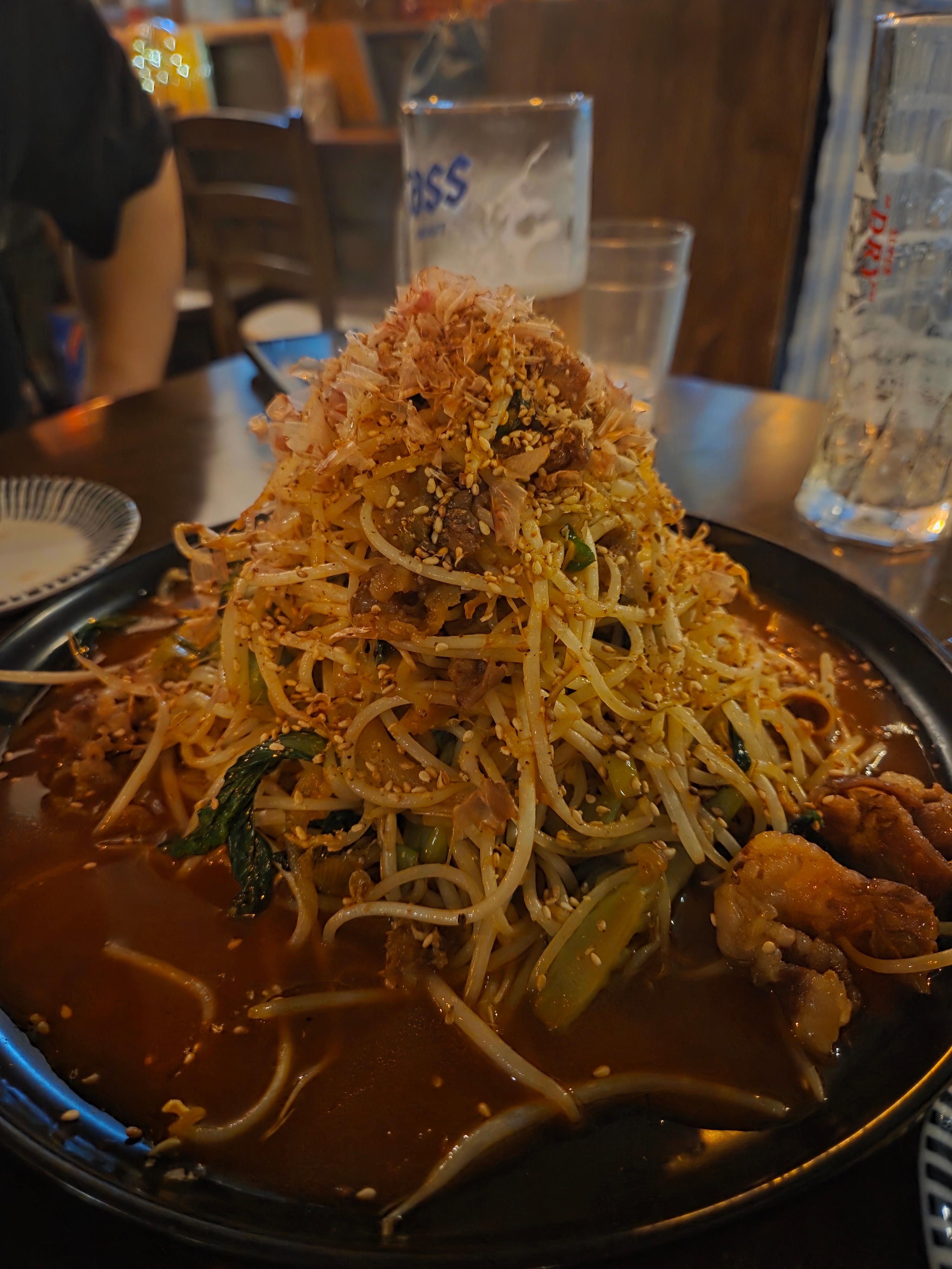 오가다 우삼겹숙주볶음 &ndash; 고소한 우삼겹과 아삭한 숙주, 햇반과 함께 즐기기 좋은 메뉴