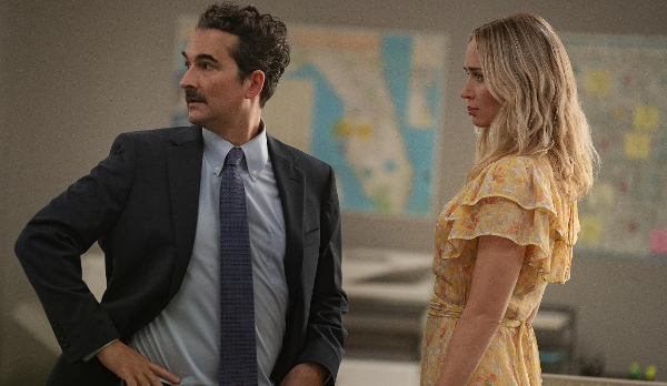 영화-페인-허슬러-에밀리-블런트-스틸컷