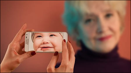 나이든 여성을 사진 찍는 모습