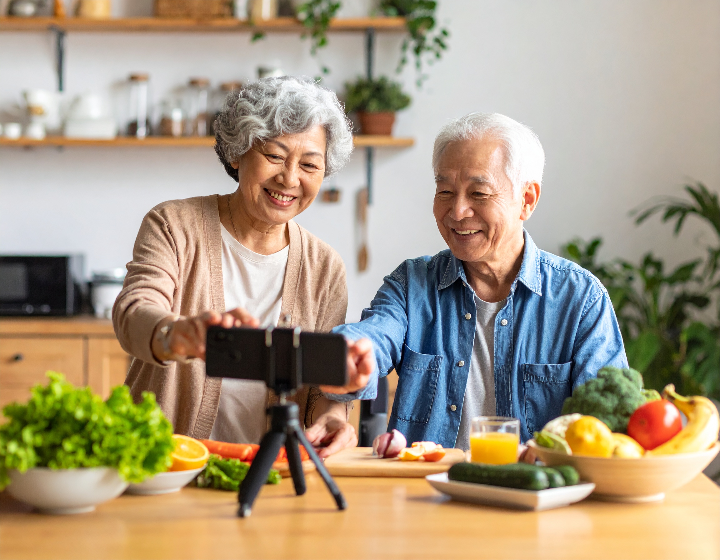 시니어 콘텐츠 촬영을 준비하는 따뜻한 분위기의 60대 부부