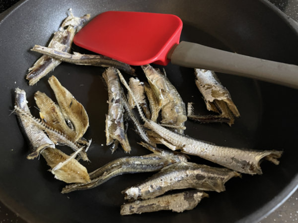 콩나물국 맛있게 끓이는 법 - 멸치를 마른 프라이팬에 볶아, 수분과 비린내 날리기