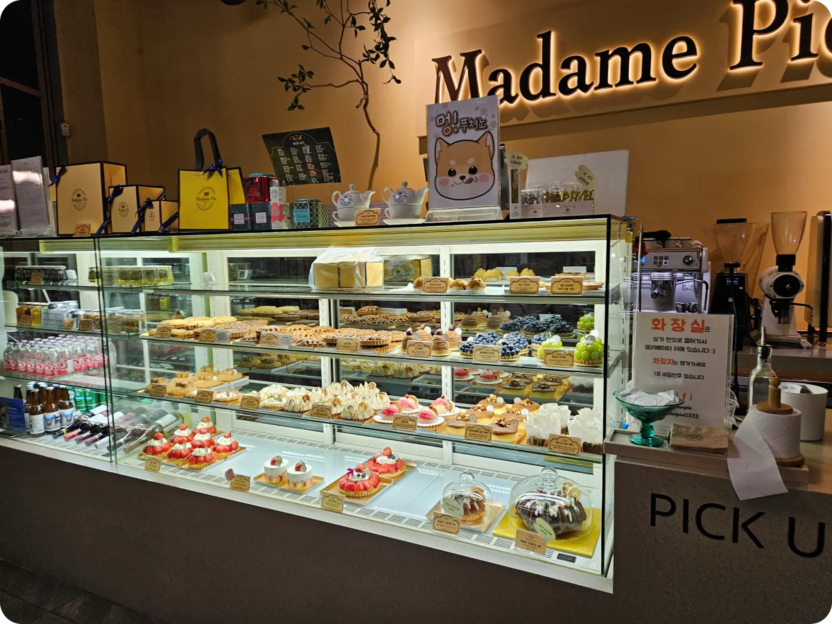 마담파이-하남미사-호수공원점-1층-픽업-주문대-파이-디저트-디스플레이