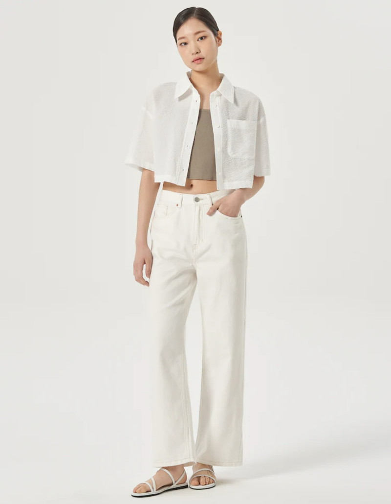 바지 주머니에 한손을 꽃고 정면을 응시하는 모델