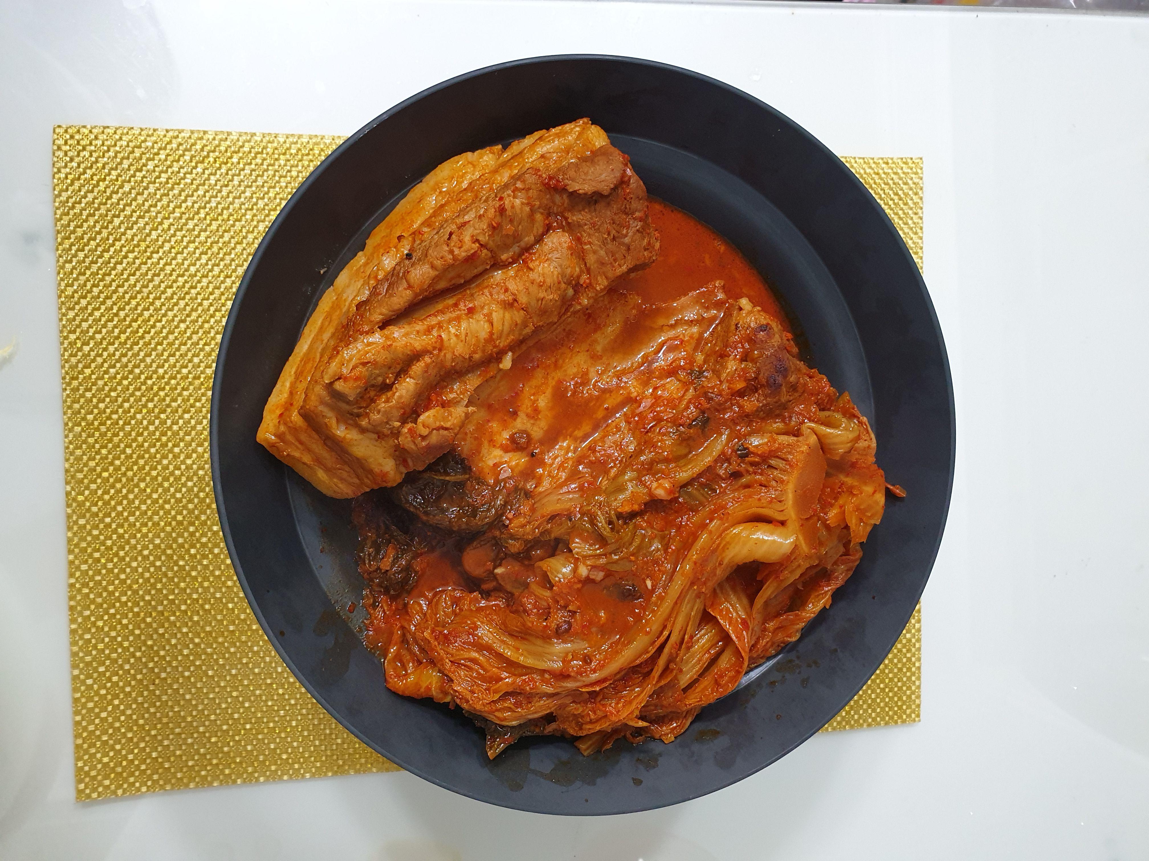 완성된 삼겹살 묵은지 김치찜